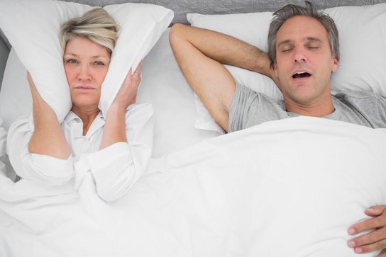 Kvinde der ikke kan sove for sin snorkende mand